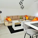 Lola's House 4*