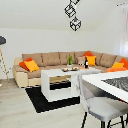 Lola's House 3*