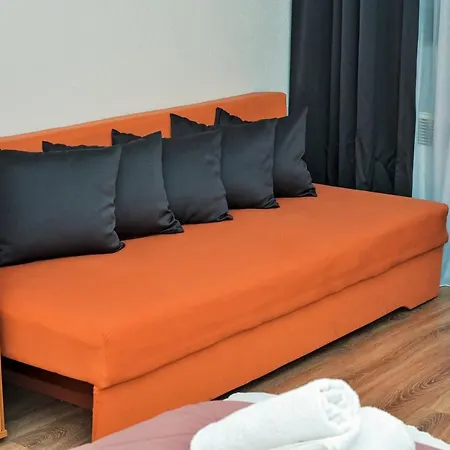 Konukevi Lola's House 4*