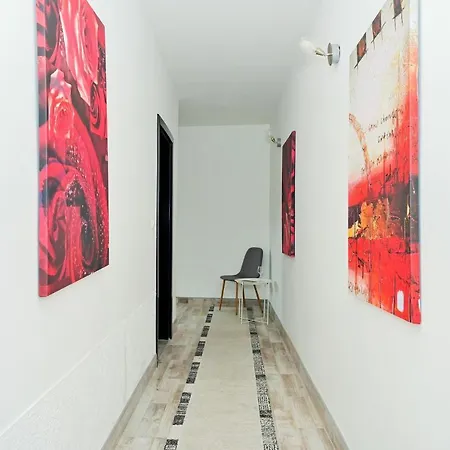 Lola's House Konukevi 4*