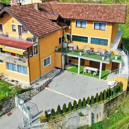 Lola's House Konukevi 4*