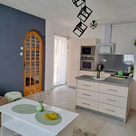 Lola's House Konukevi 4*